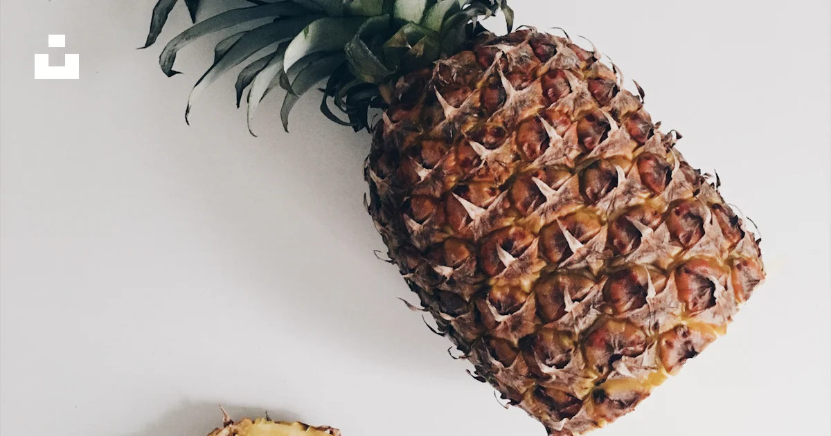 Una piña acostada de lado con el trasero cortado. foto – Imagen de ...