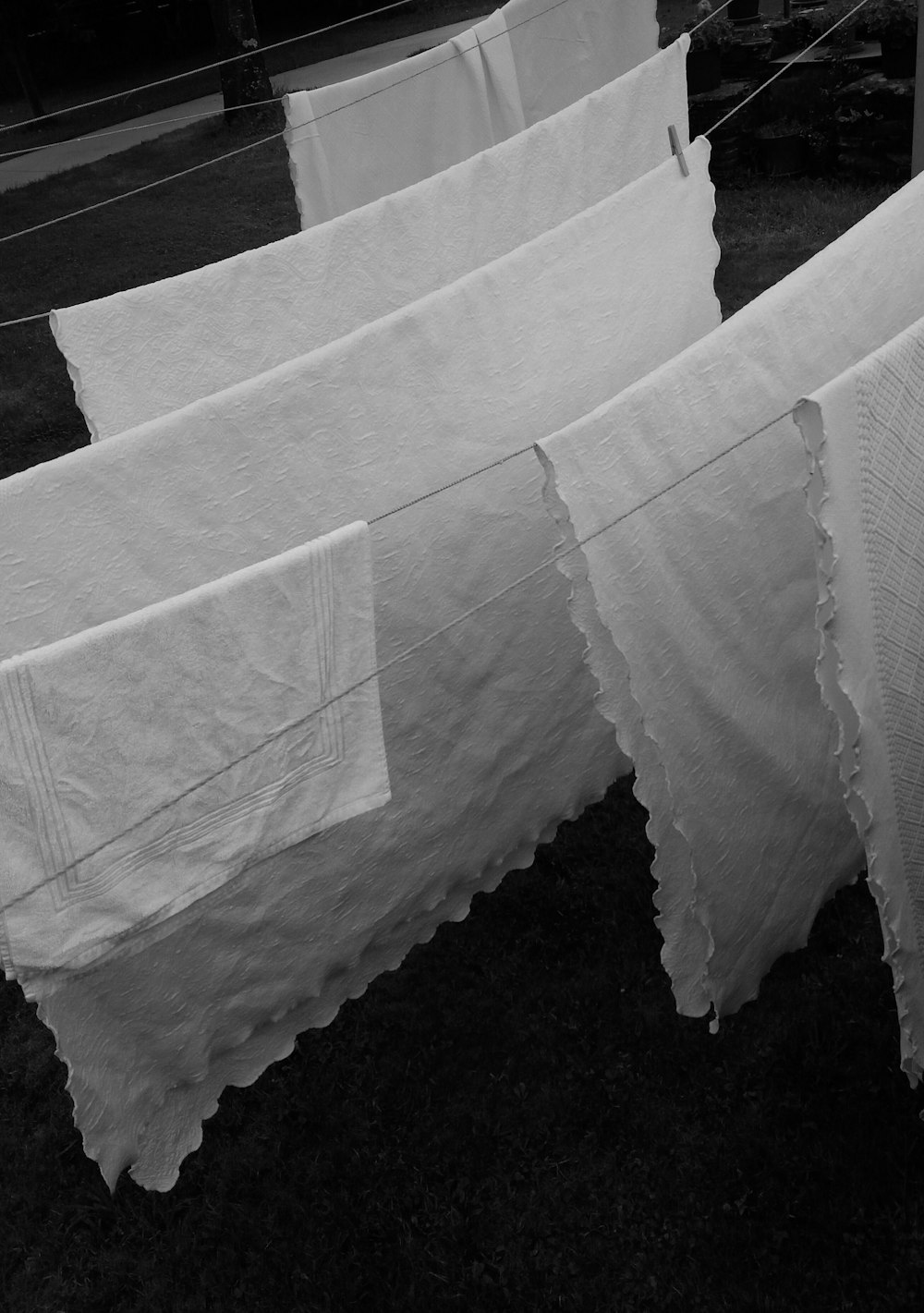 textile blanc sur cintre en fil gris