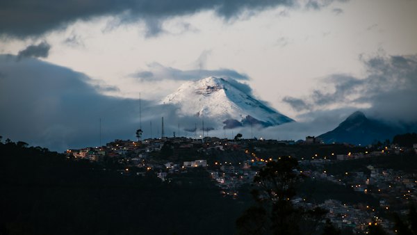 Town with lights far from mountain field with snow — Quito, Ecuador