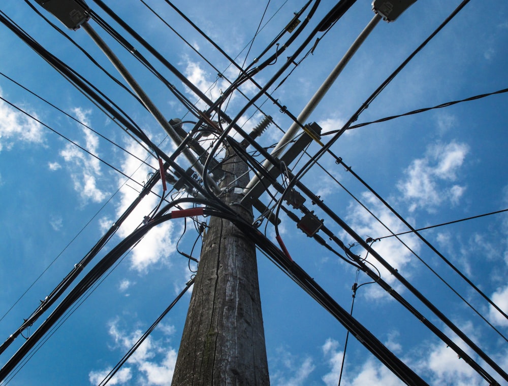 Flachwinkelfoto eines elektrischen Pfostens mit Kabeln