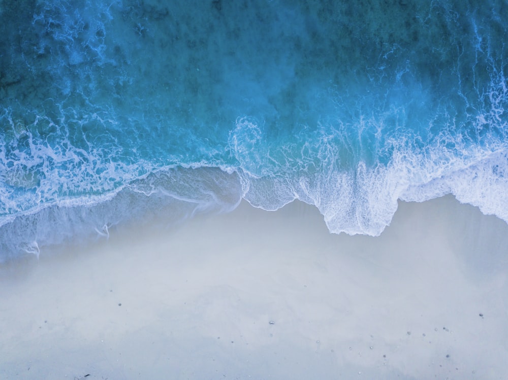 Vista a volo d'uccello della riva del mare