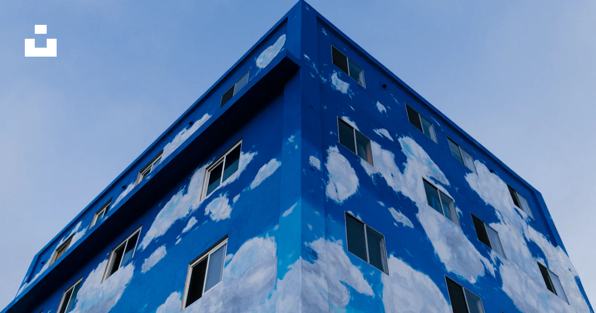 Edificio Azul Rey Edificio de gran altura azul bajo cielo azul foto – Imagen de Edificio ...