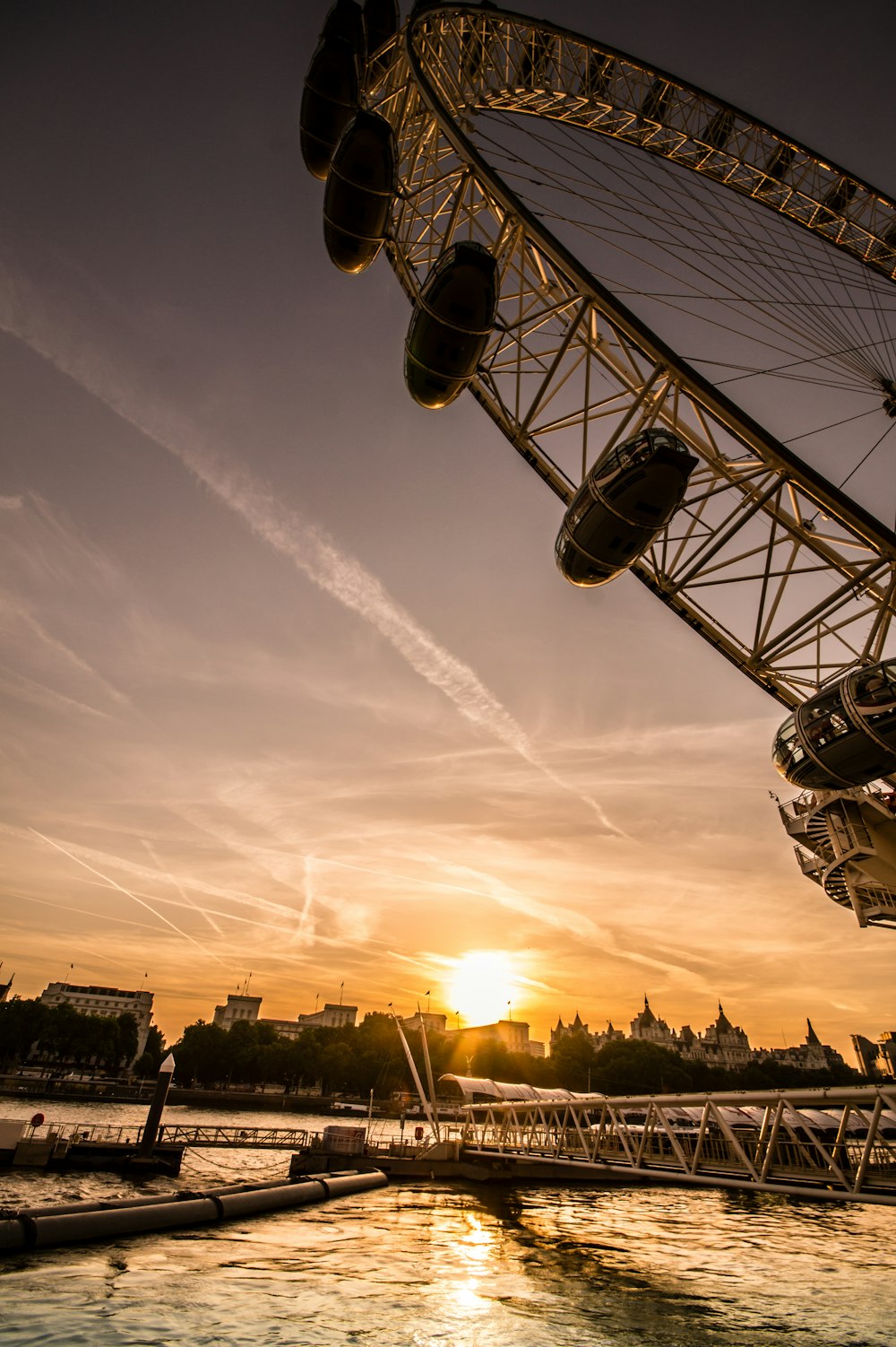 Ruota panoramica vicino al ponte all'ora d'oro