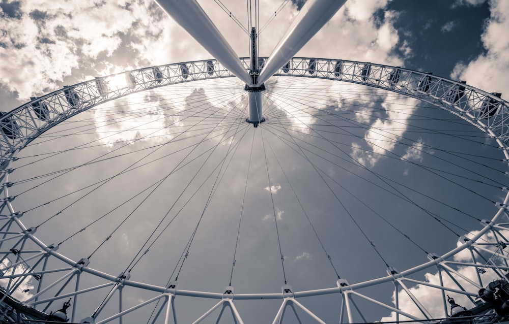 Photo en contre-plongée d’une grande roue en métal blanc pendant la journée