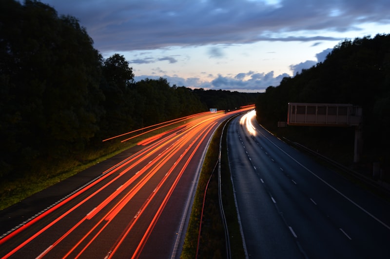 Lichtspuren auf einer Autobahn bei Dämmerung