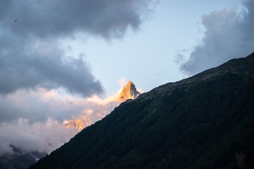 산의 측면에 보이는 갈색 산의 정상을 비추는 태양 조명