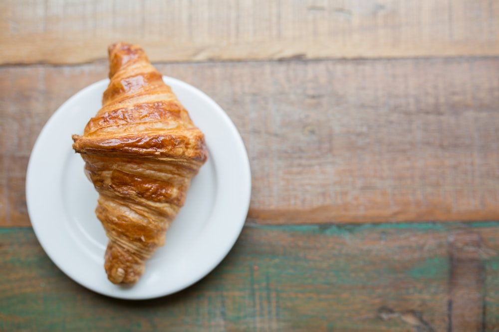 gebackenes Gebäck auf weißer Keramikuntertasse