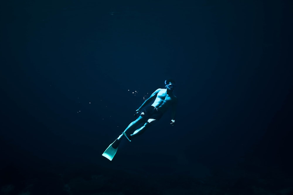 foto subacquea dell'uomo che si immerge