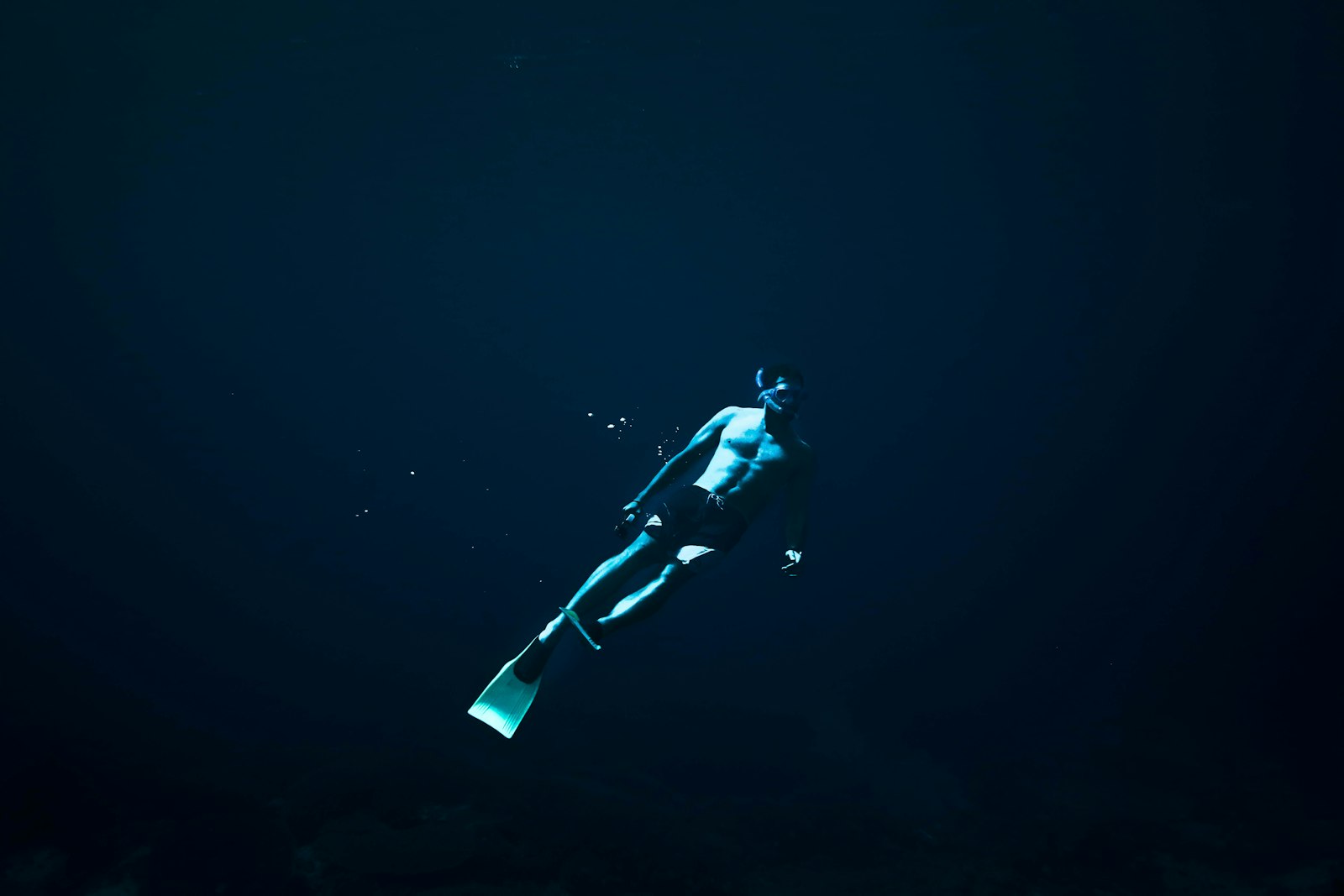 Canon EOS 7D Mark II + Canon EF-S 10-22mm F3.5-4.5 USM sample photo. Man diving underwater photo photography