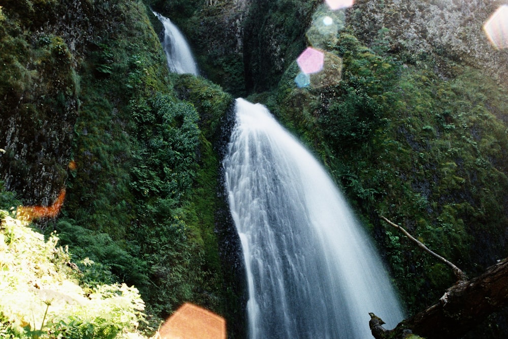 cascate in mezzo montagna ricoperta di piante verdi s