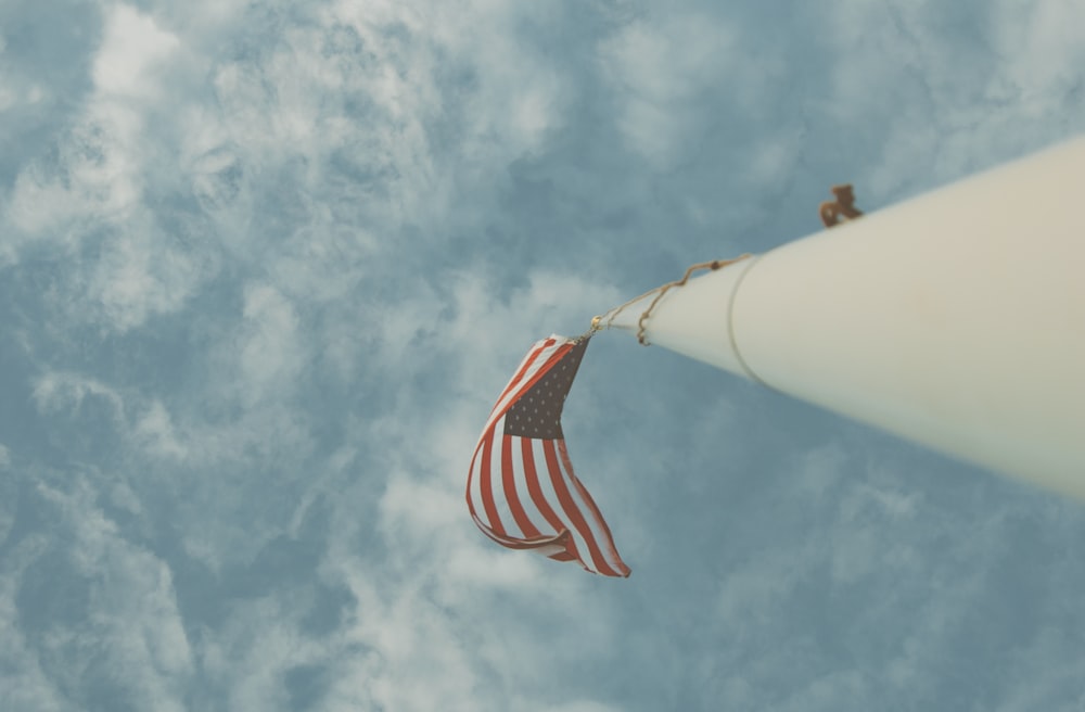 photographie en contre-plongée du drapeau des États-Unis