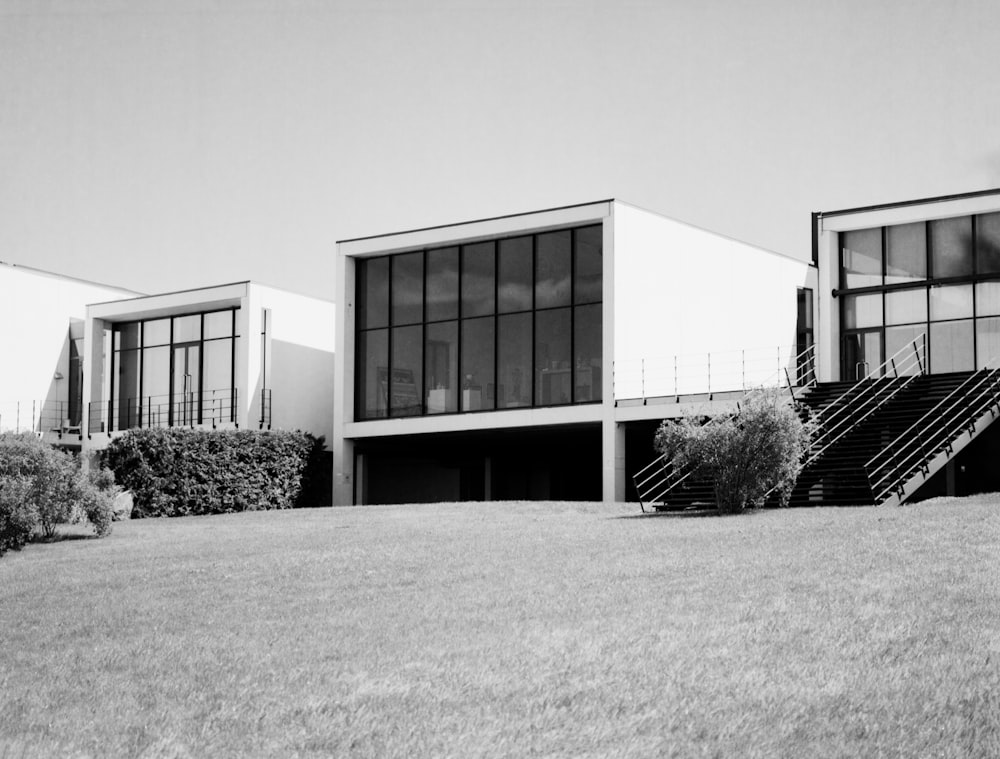 edificio in cemento bianco