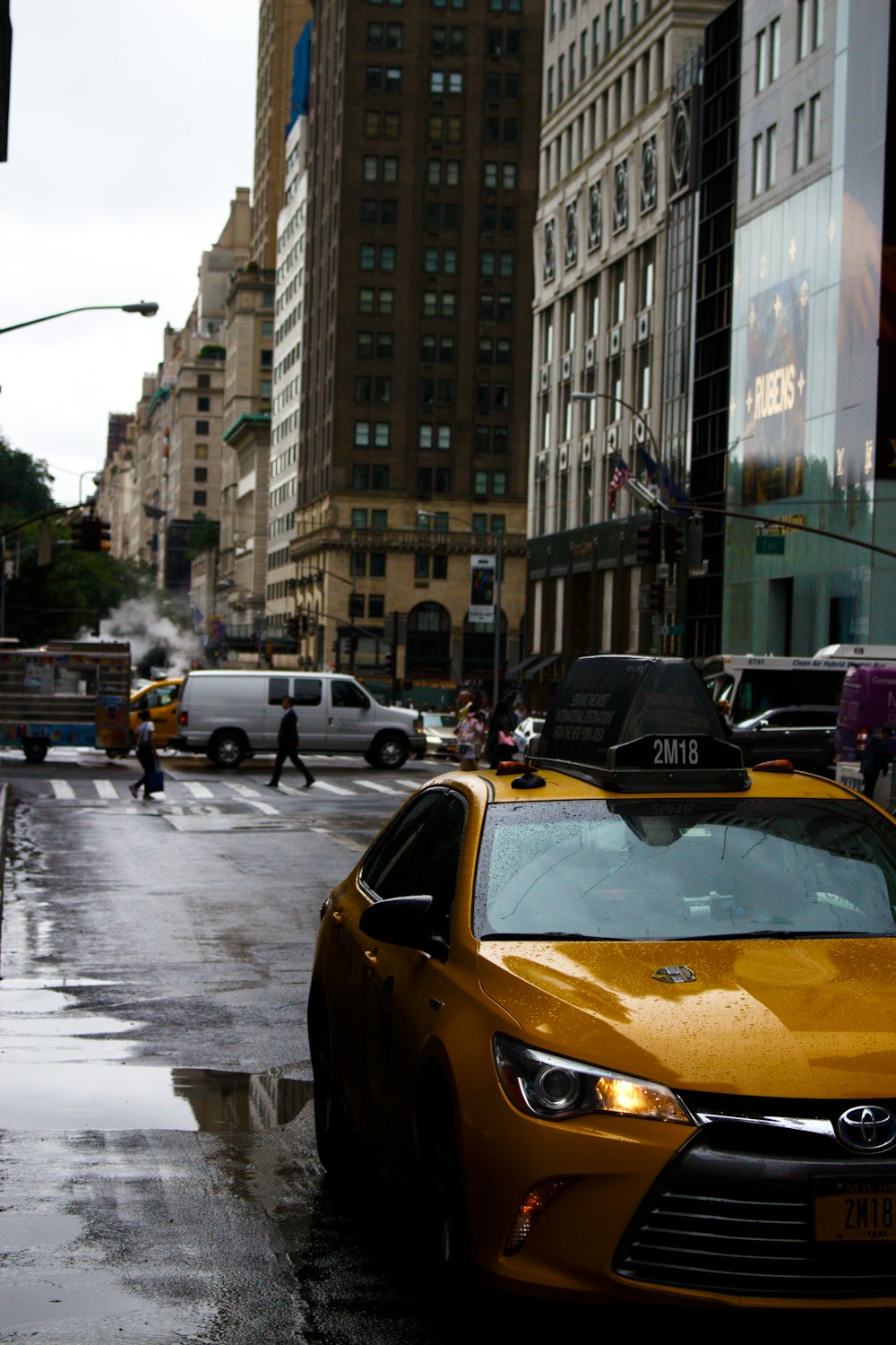 낮 동안 도로에서 주황색 도요타 택시