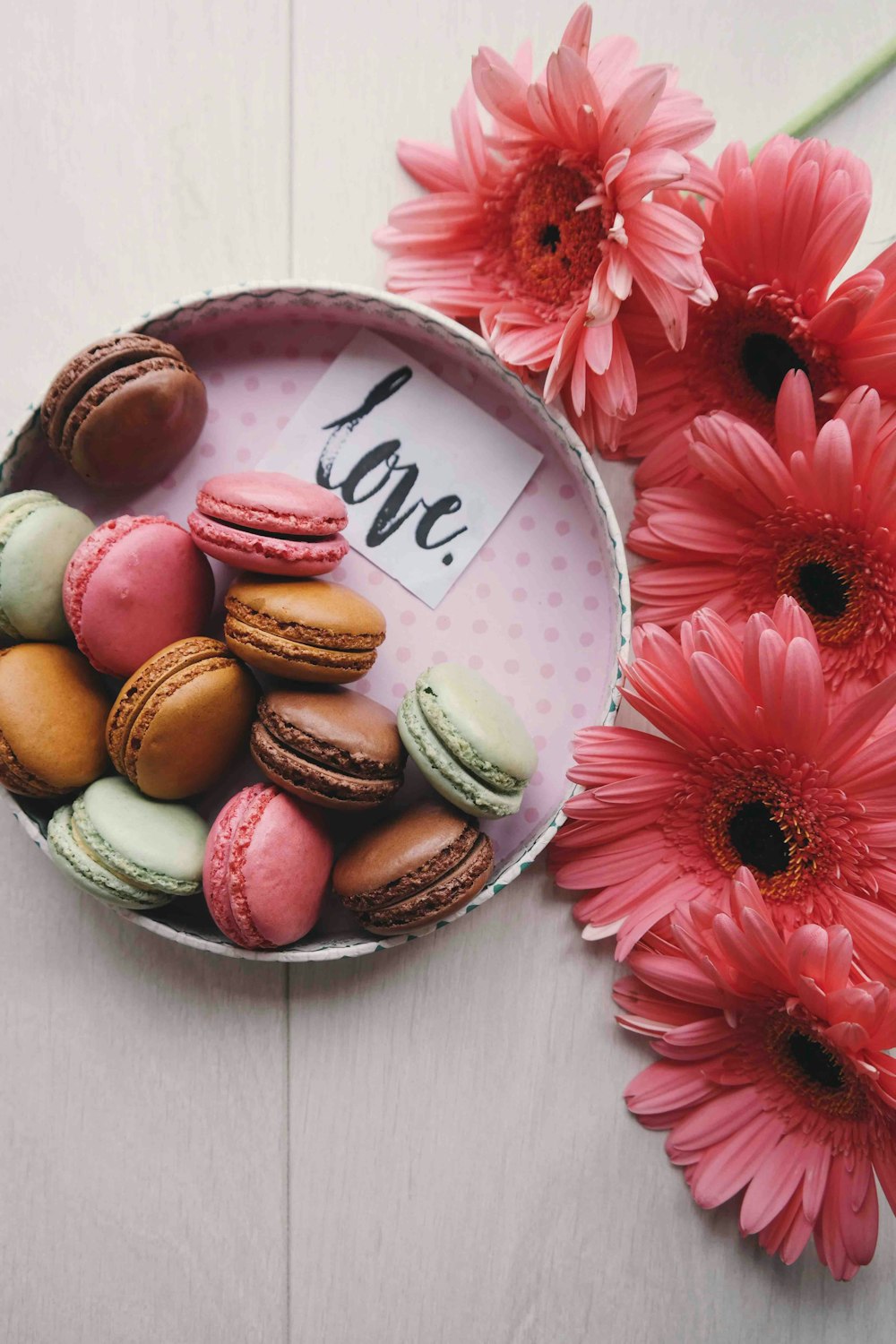macarons sur un plateau avec le mot « amour »