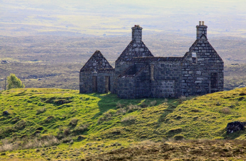 Casa de hormigón gris en el campo durante la fotografía diurna