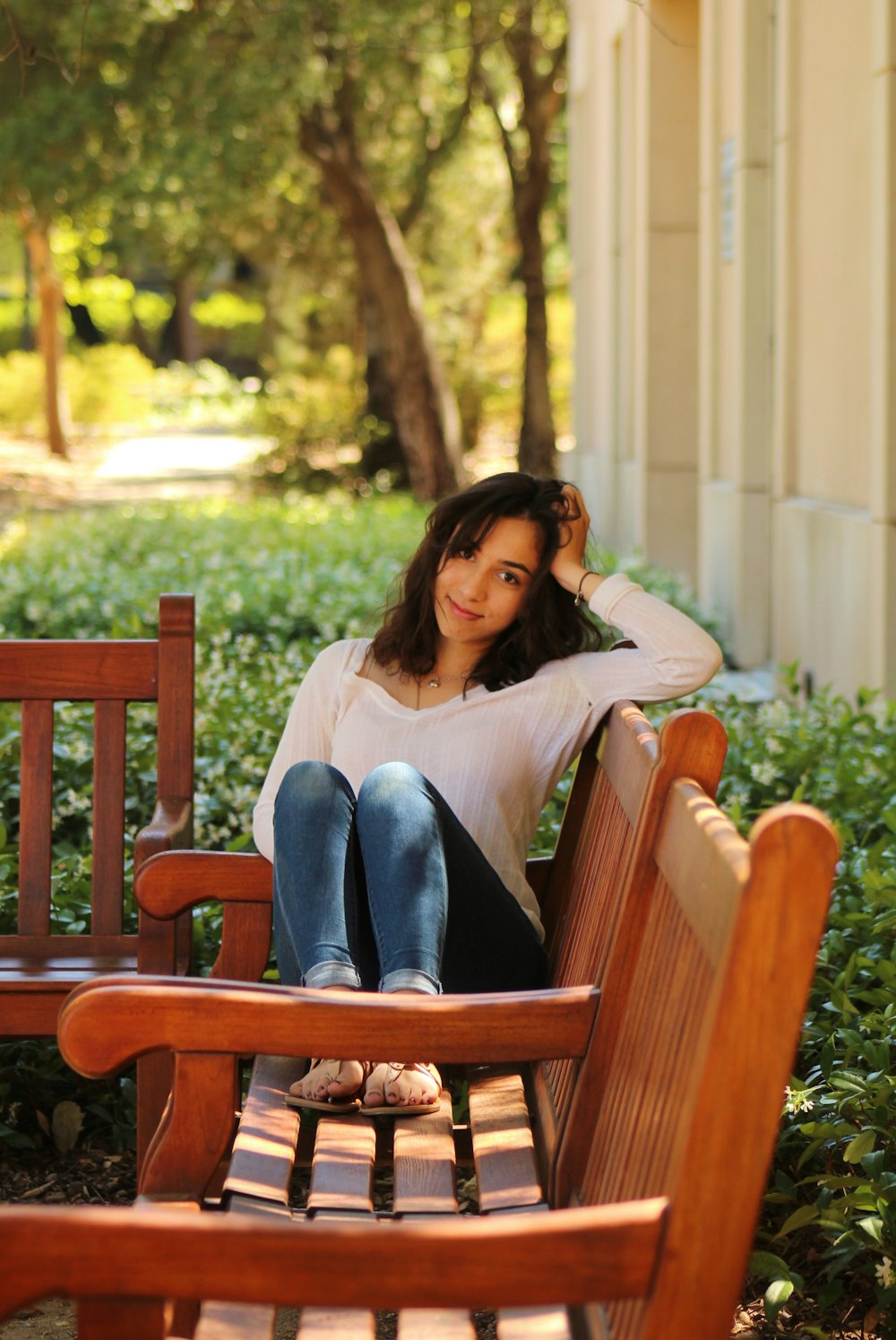 ベンチに座る女性の浅い焦点写真