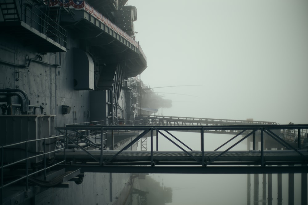 Graulandschaftsfotografie von Brücke und Haus