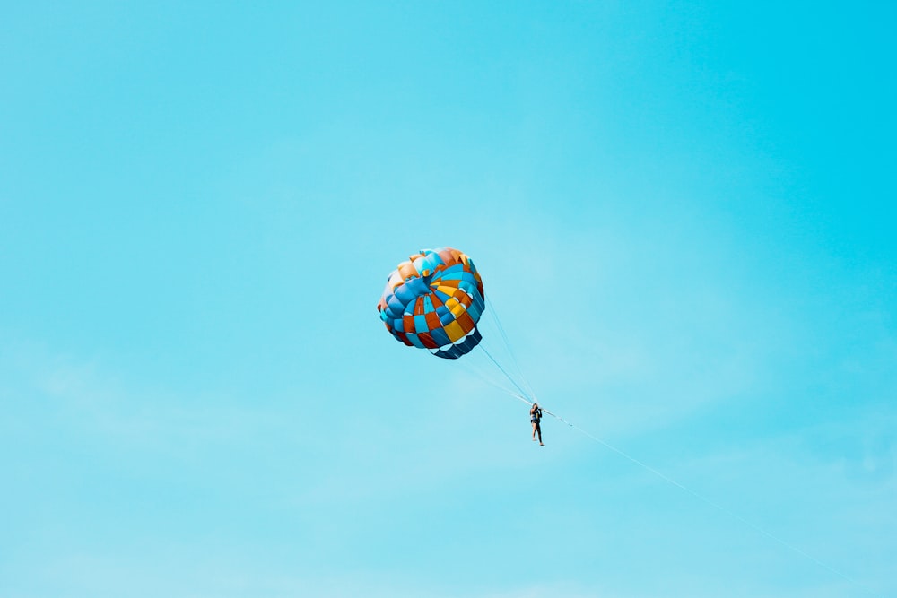 Person, die den Fallschirm am Himmel benutzt