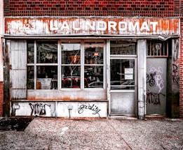 Exterior view of Lave & Pegue Campinas laundromat inside Fuel Company gas station.