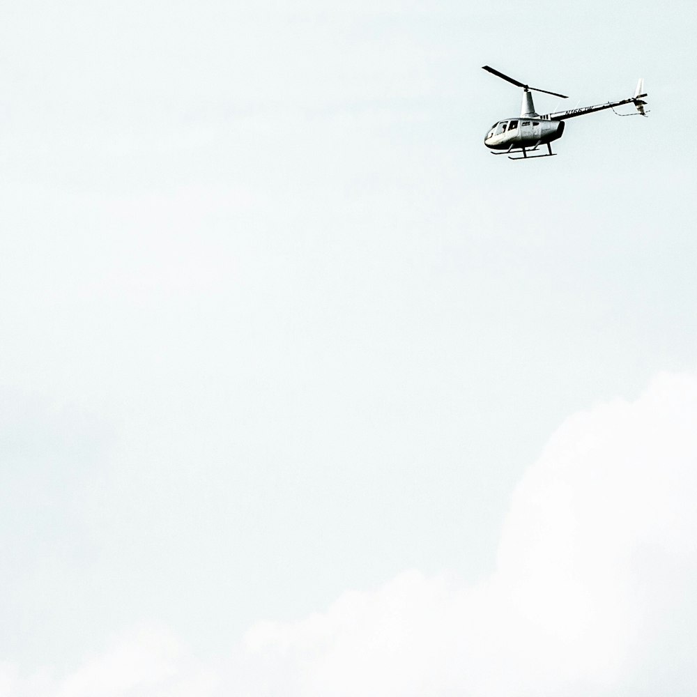 Helicóptero volador en el aire