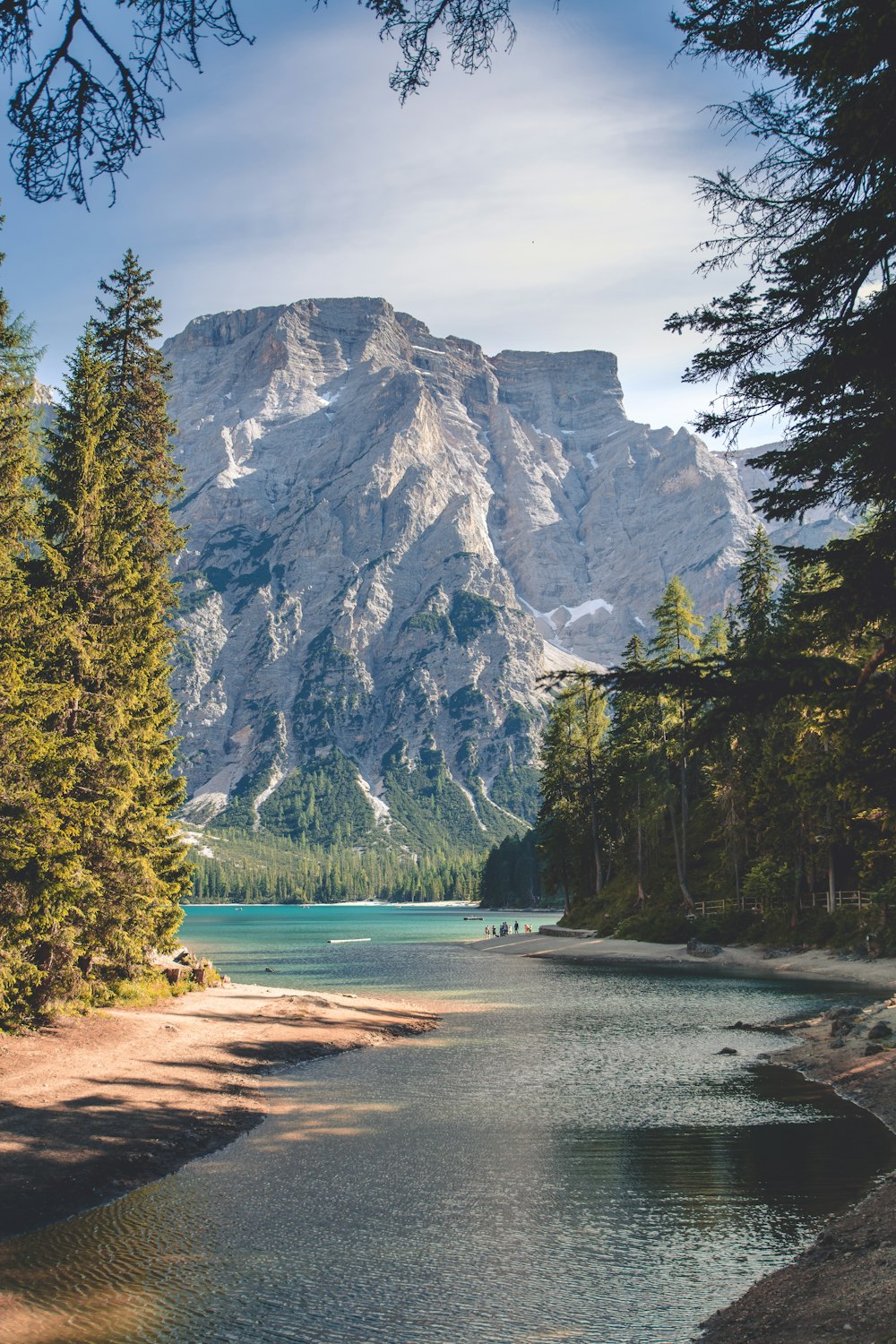 Montagne Blanche près du plan d’eau