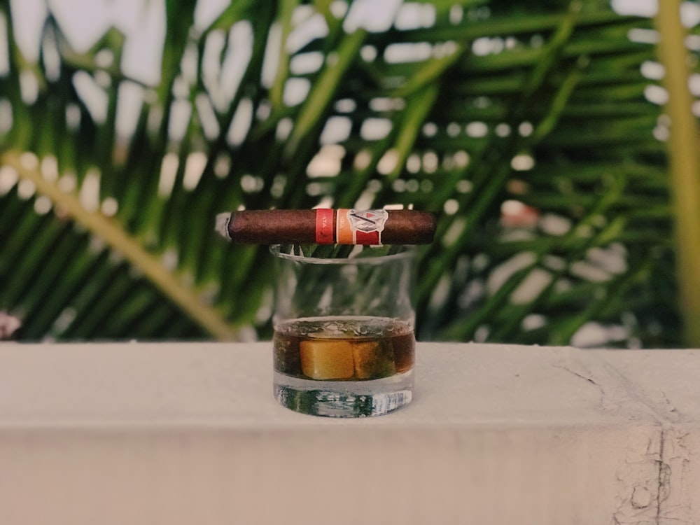 투명한 바위 유리 위에 갈색 담배의 선택적 초점 사진