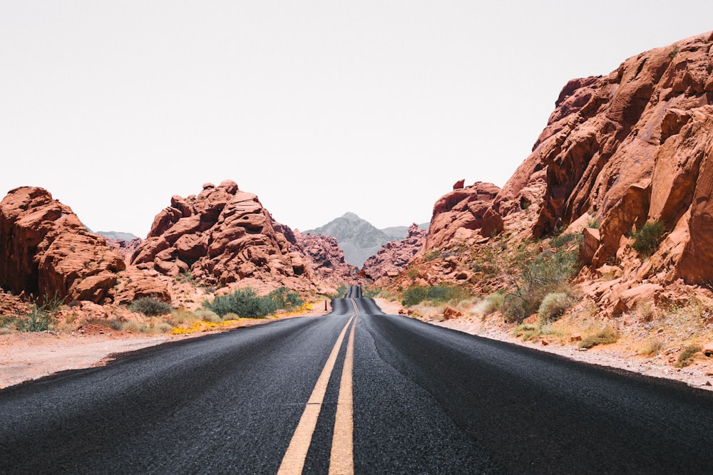 Carretera negra durante el día