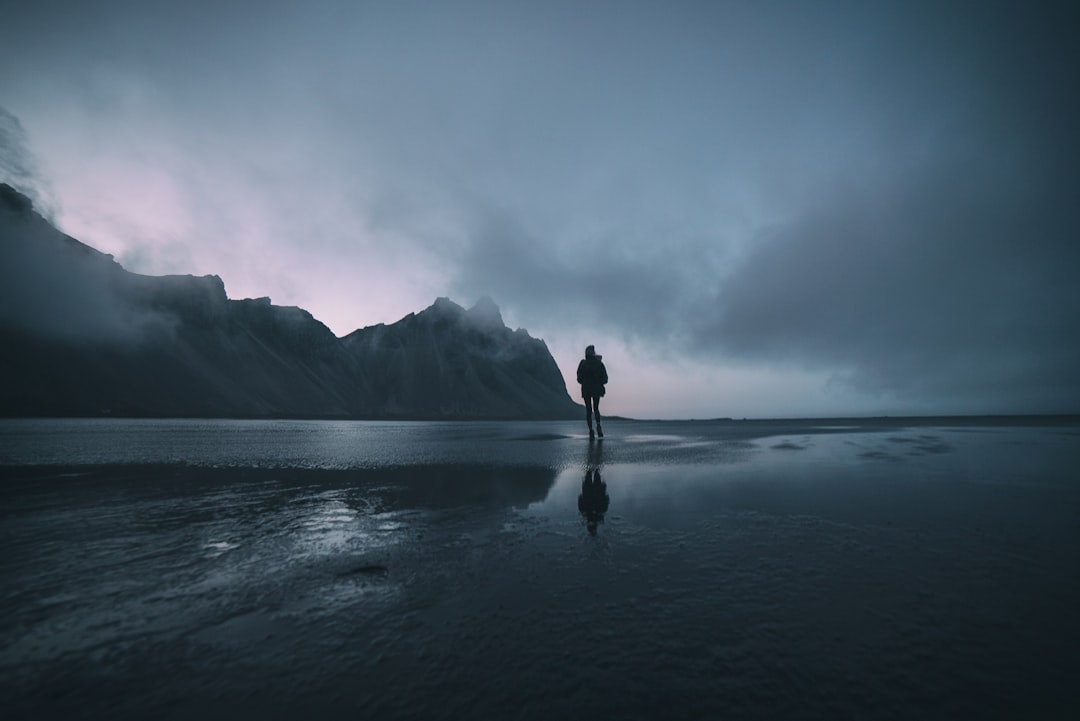 travelers stories about Ocean in Stokksnes, Iceland