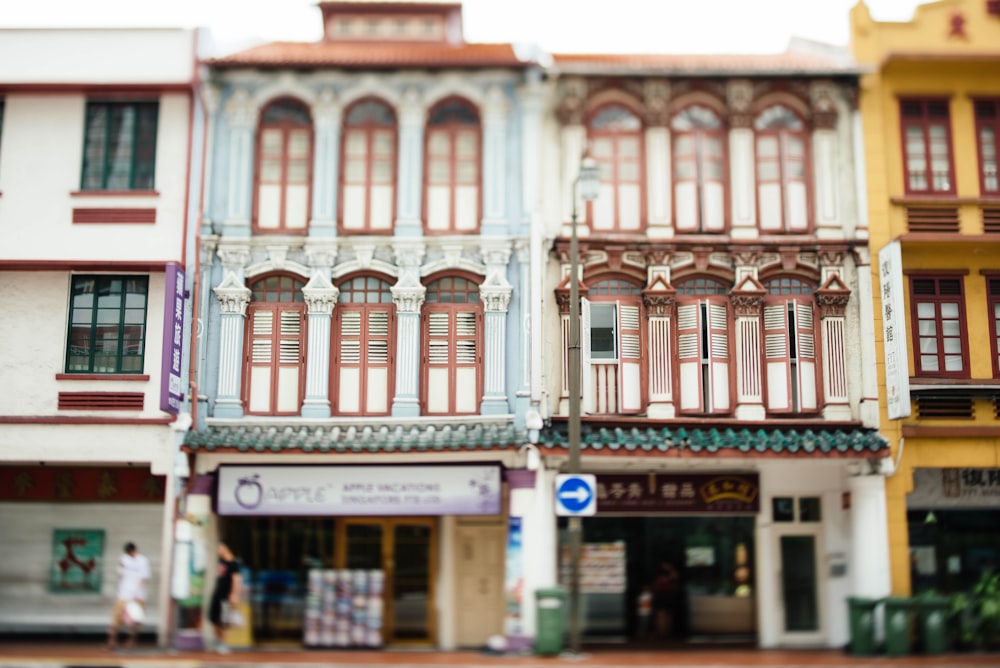 edificio in cemento bianco e marrone