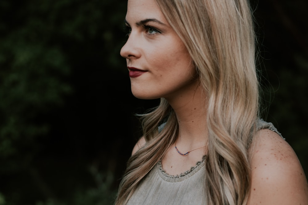 woman wearing gray sleeveless top