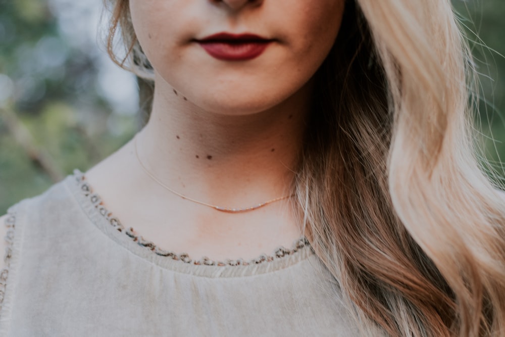 Fotografía de primer plano de mujer con camisa gris