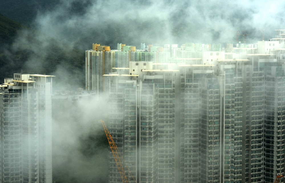 Bâtiments avec brouillard