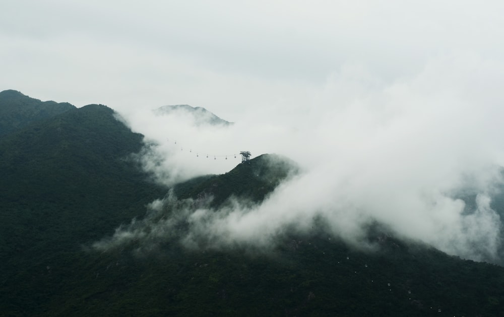 茶色の山の風景写真の上の白い雲