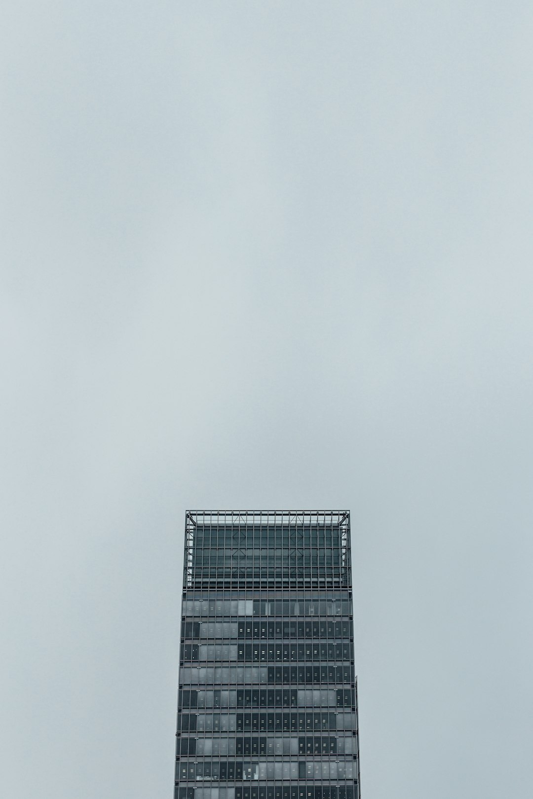 gray high-rise building