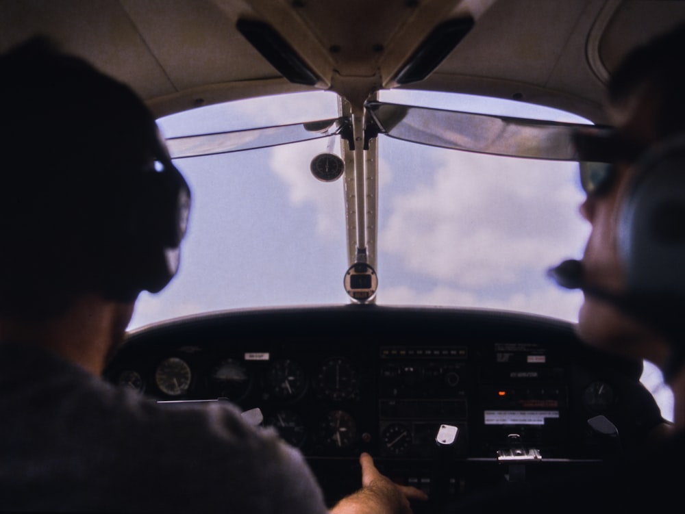 飛行機を操縦する人