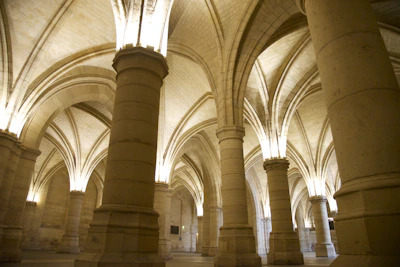 Wide-angle shot showing the hall’s polished floors and stylish pillar design.