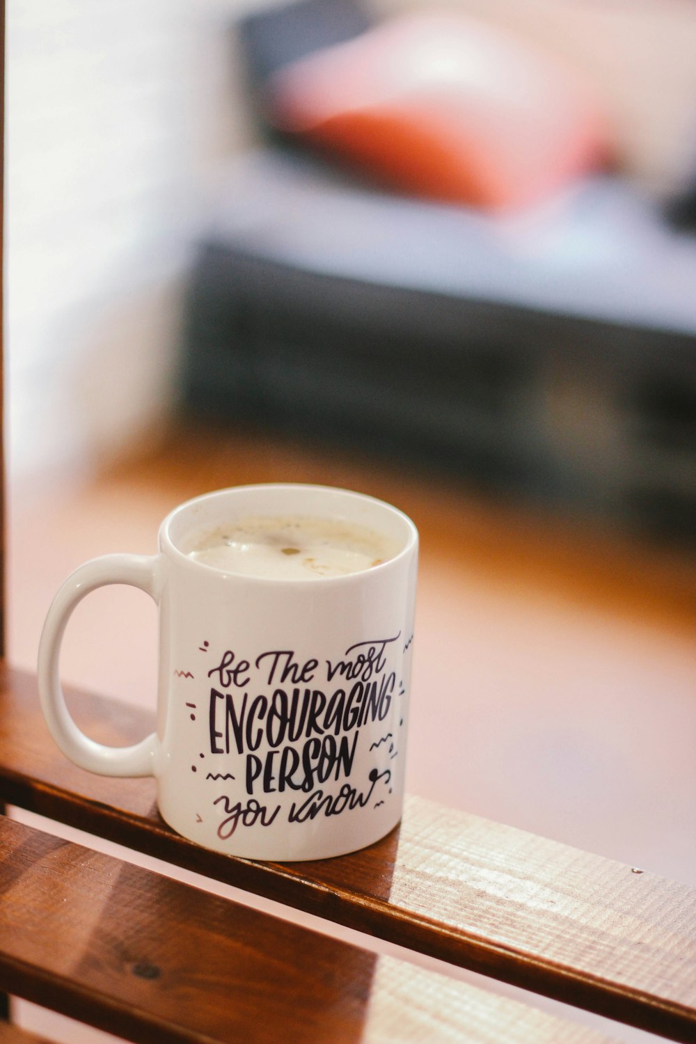Una tazza che dice "Sii la persona più incoraggiante".