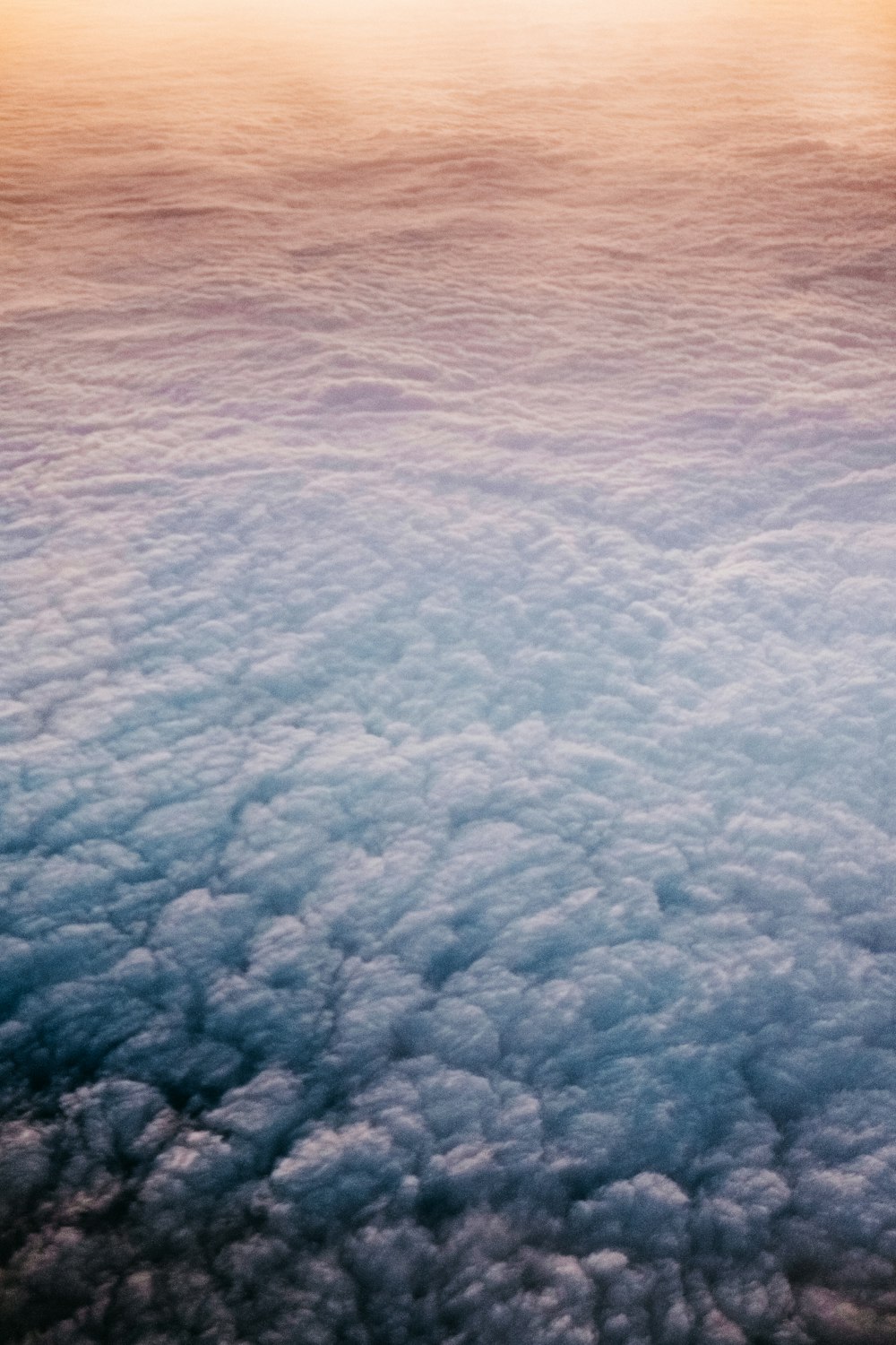 uma vista do céu e nuvens de um avião