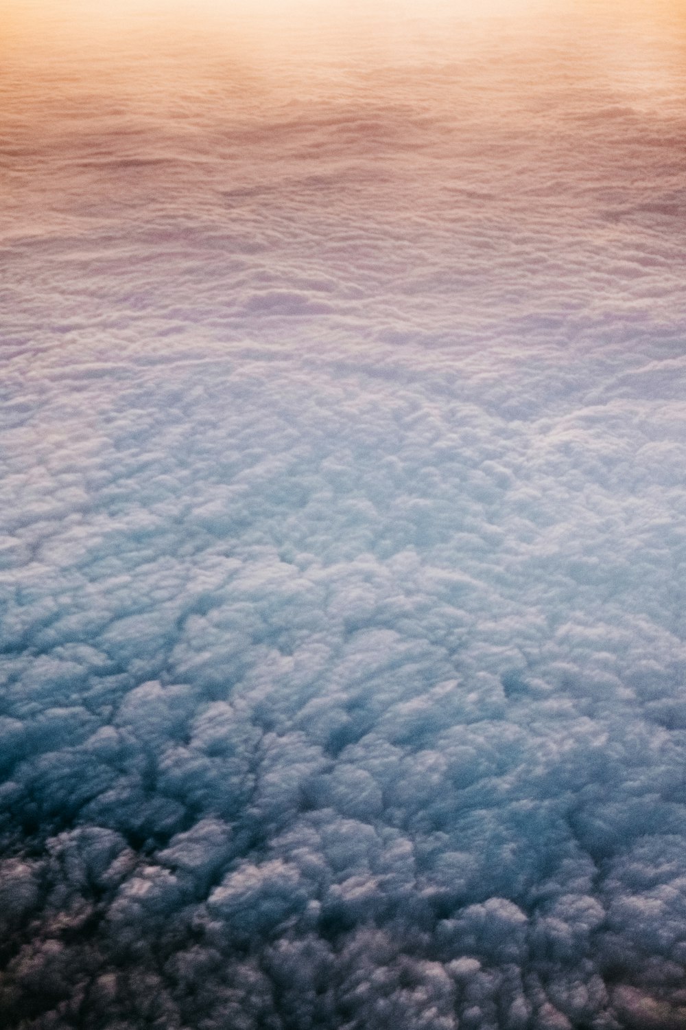 비행기에서 하늘과 구름의 모습