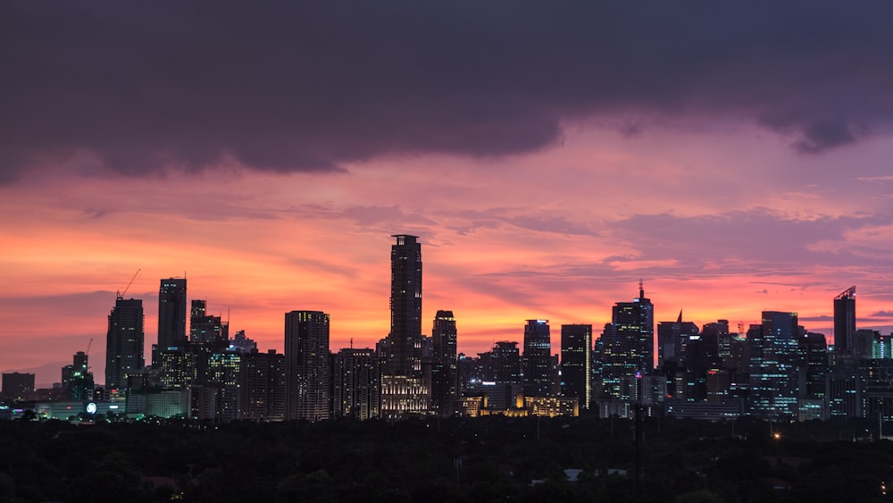 ville sous ciel nuageux