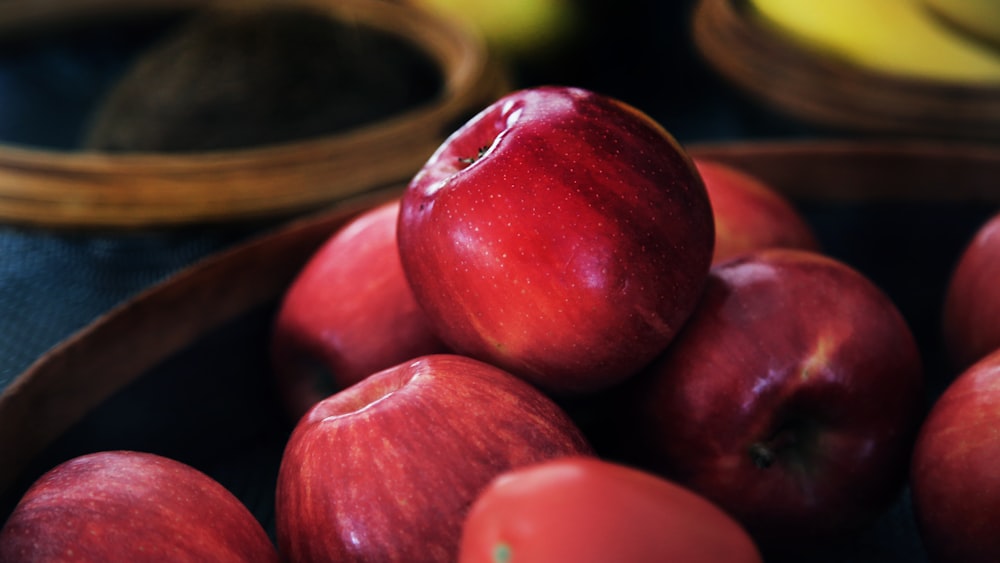 много фруктов красного яблока