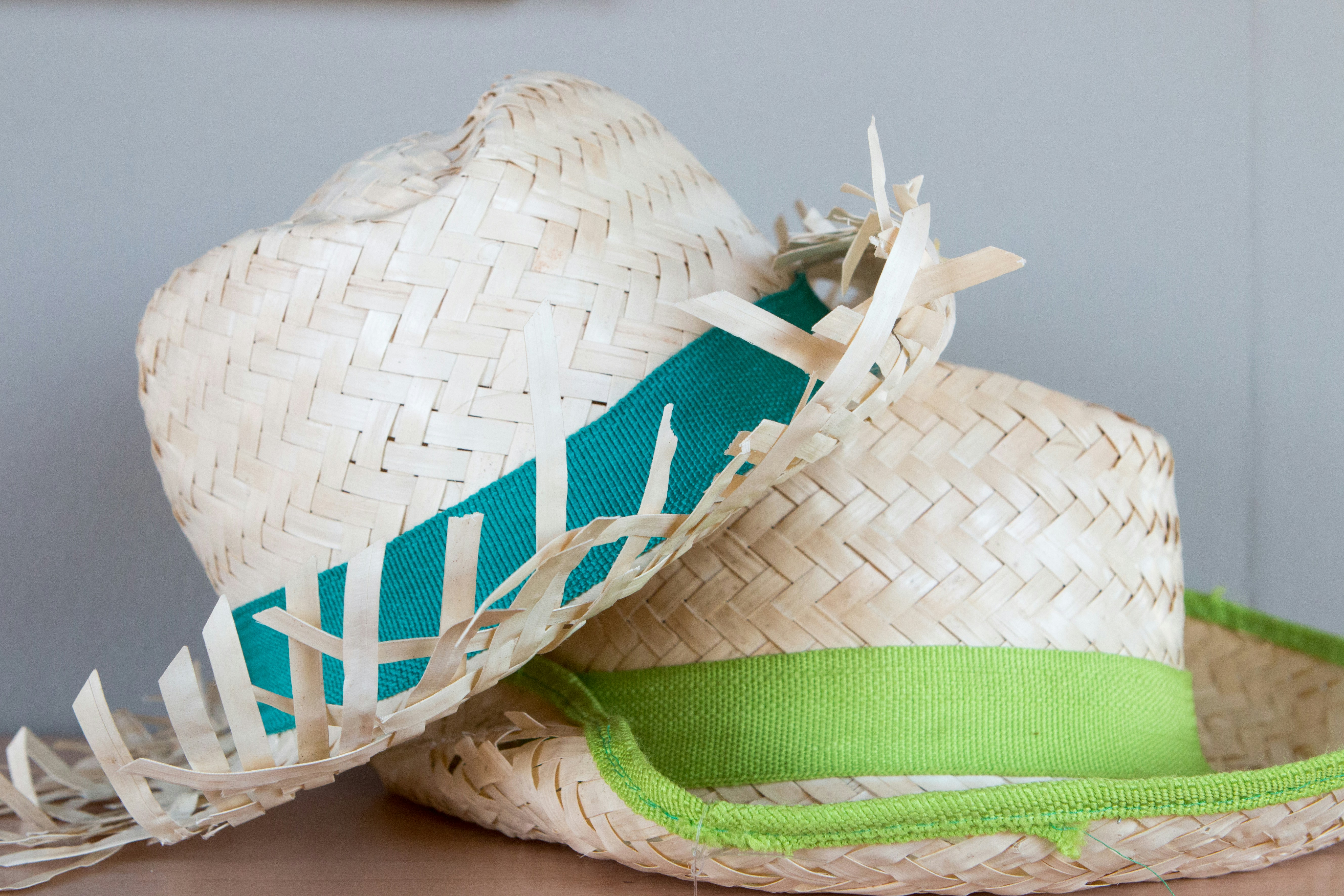Sombrero de paja toquilla estilo clásico sobre superficie de madera, ambiente cálido y artesanal