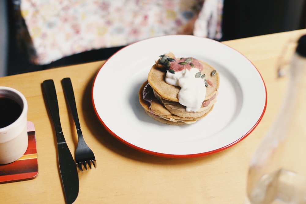 Pfannkuchen auf Teller