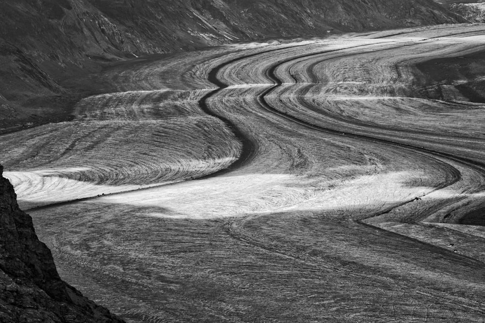 Photo en niveaux de gris de la route