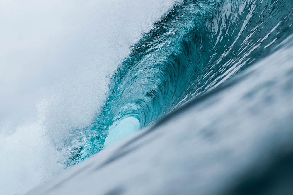 ondas do mar azul sob o céu branco durante o dia