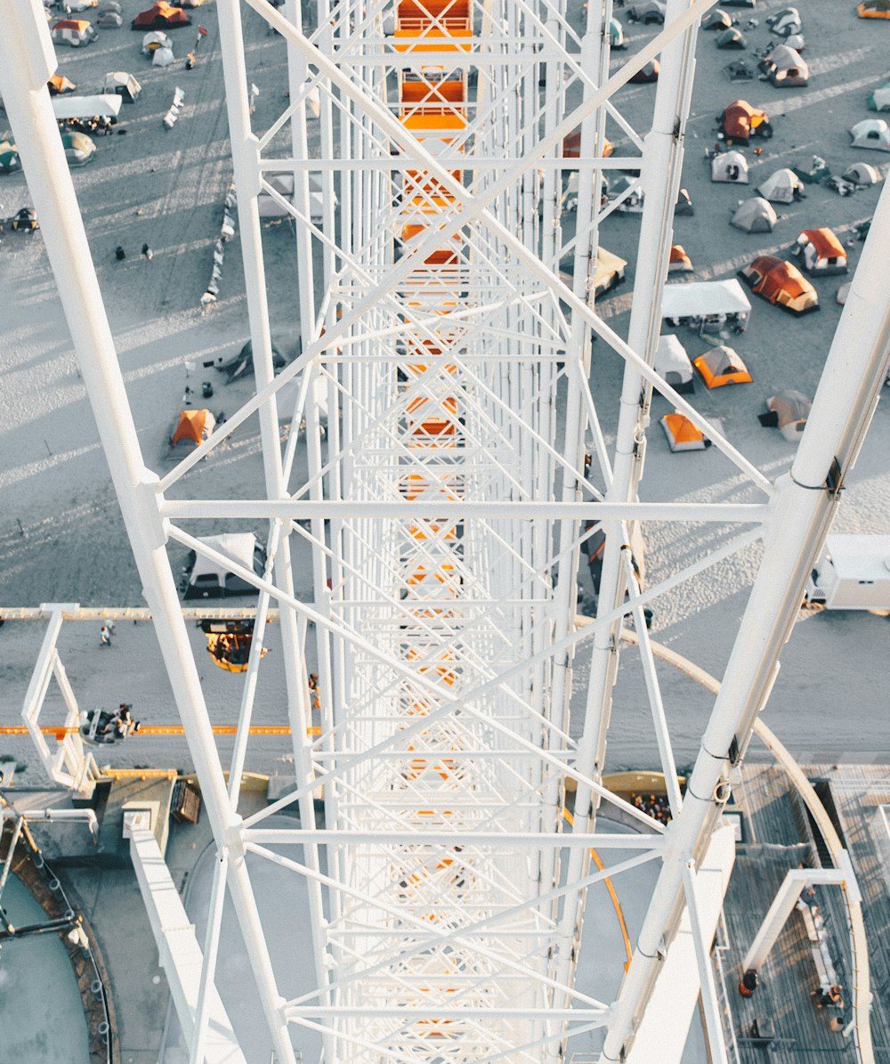 vue aérienne de la grande roue en métal blanc pendant la journée