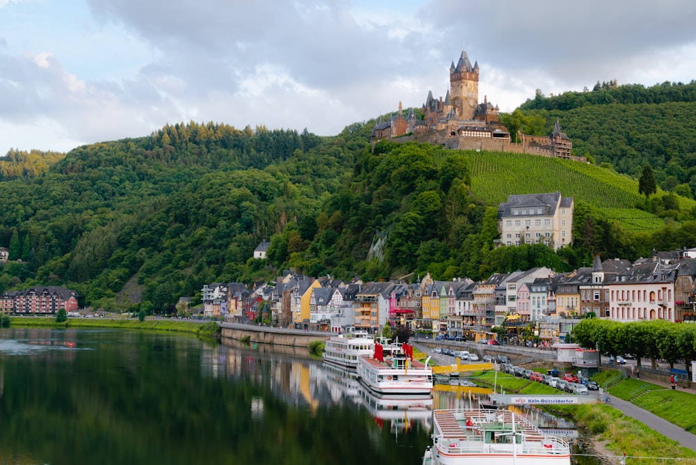 photo de paysage de bâtiments gris et bruns