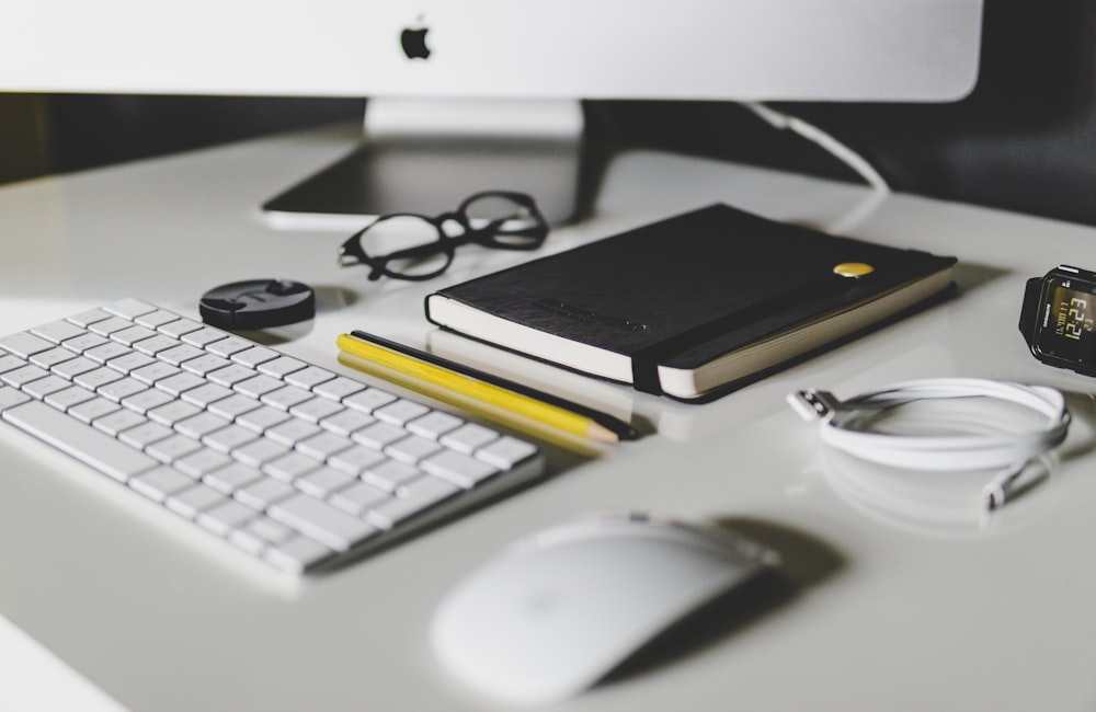 Apple Magic Keyboard et Apple Magic Mouse sur table blanche