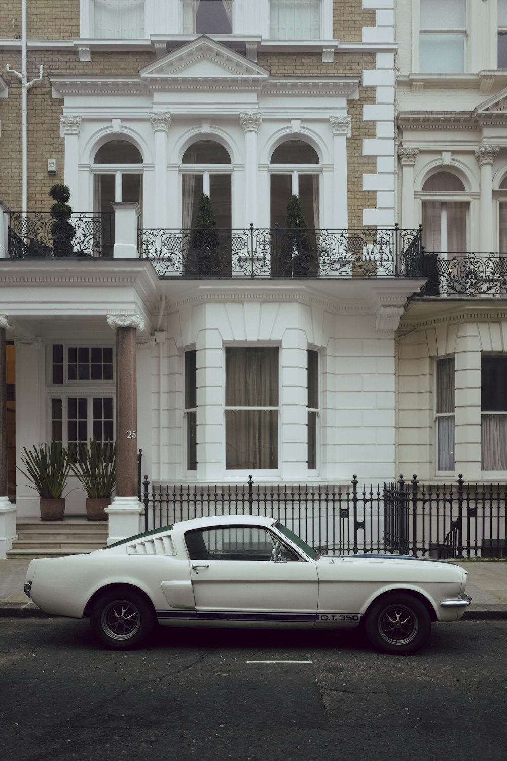 Coupé blanc devant la maison