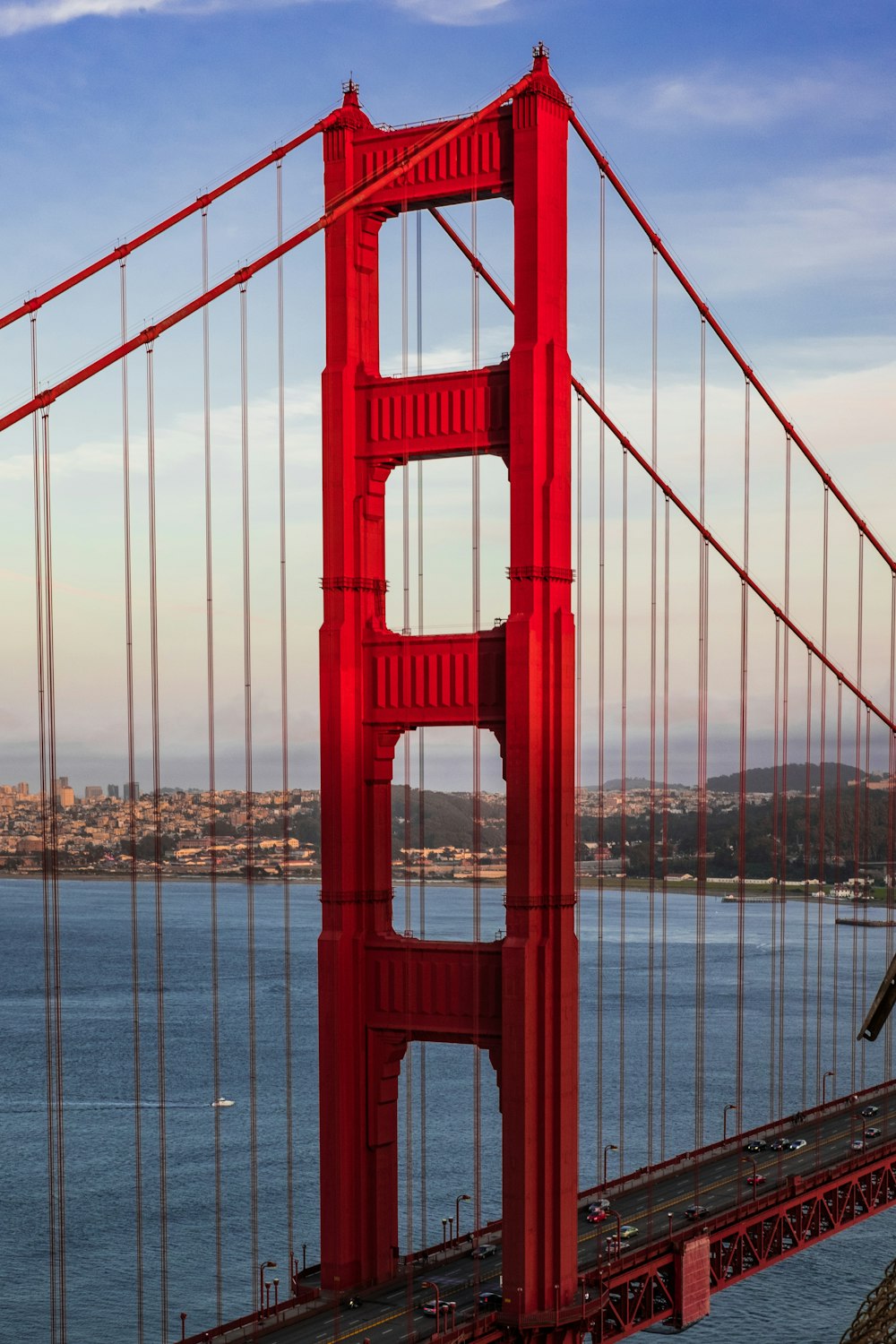 Pont du Golden Gate sous un ciel bleu et blanc en journée